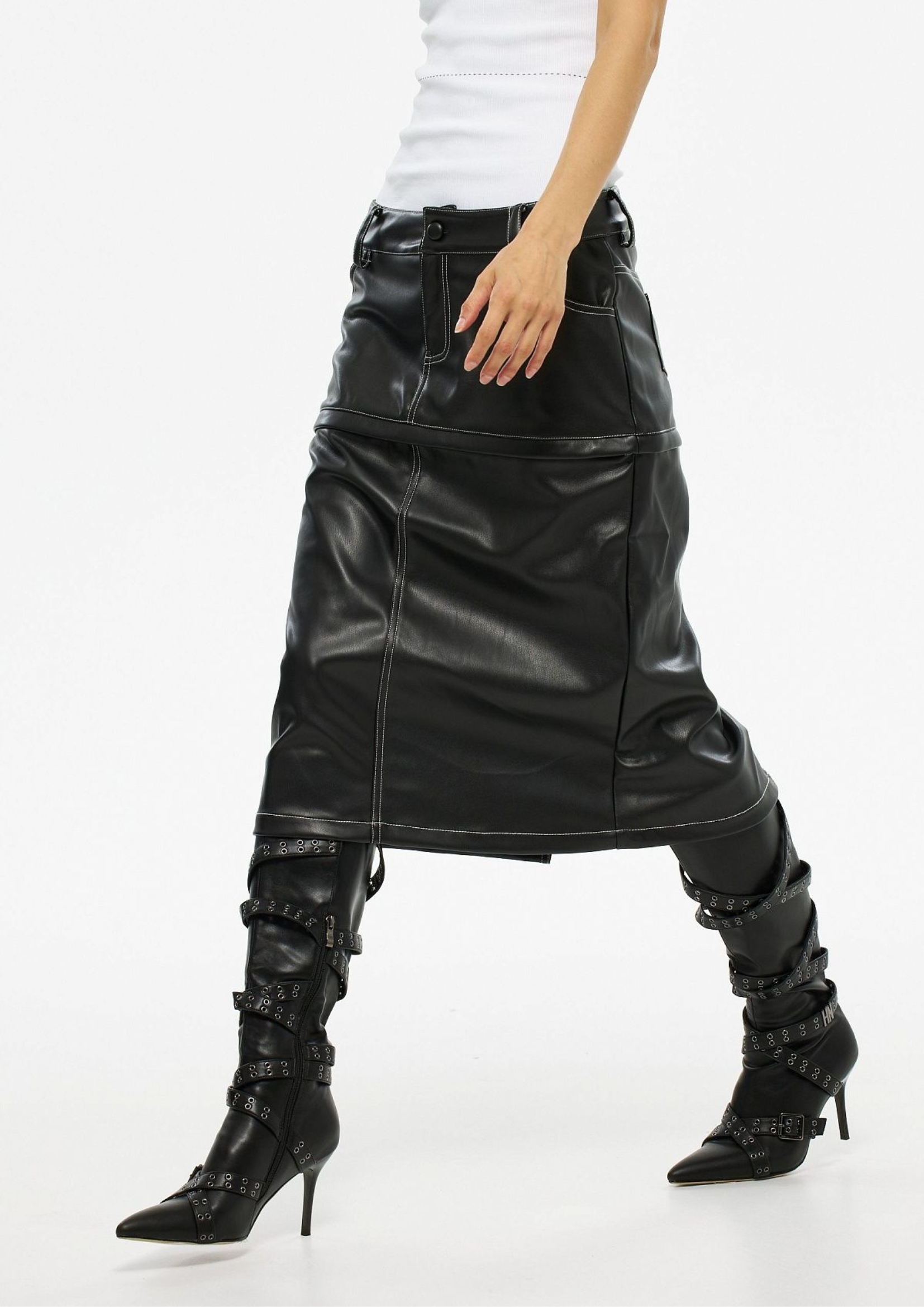 Nii HAi BOOTS IN BLACK