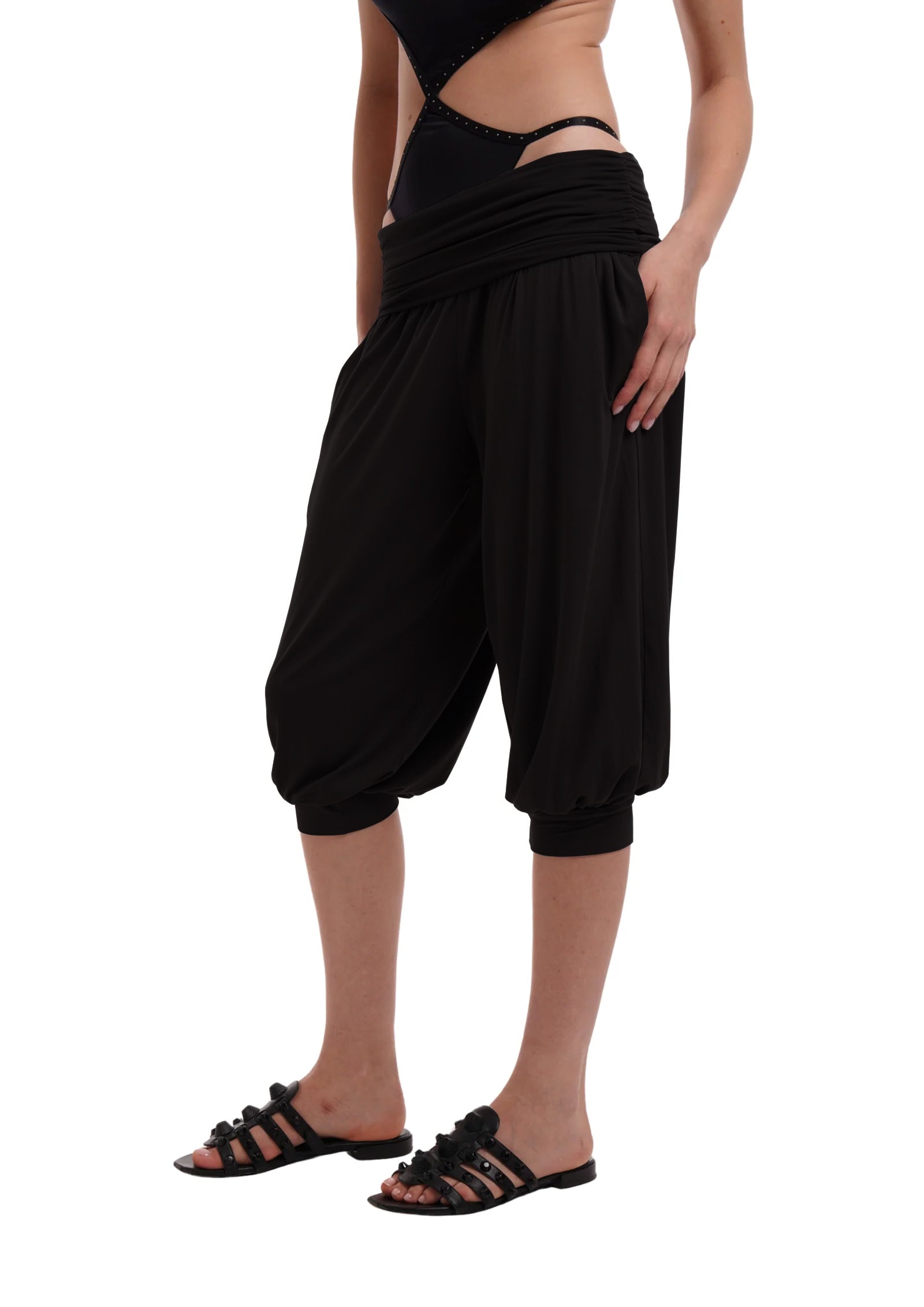 CHARLI CAPRIS IN BLACK